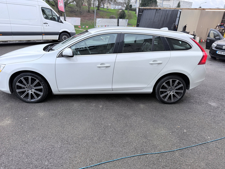2015 Volvo V60 - image 7
