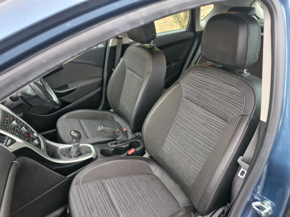 2015 Opel Astra - image 6