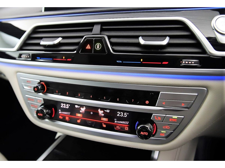 2020 BMW 7 Series - image 22