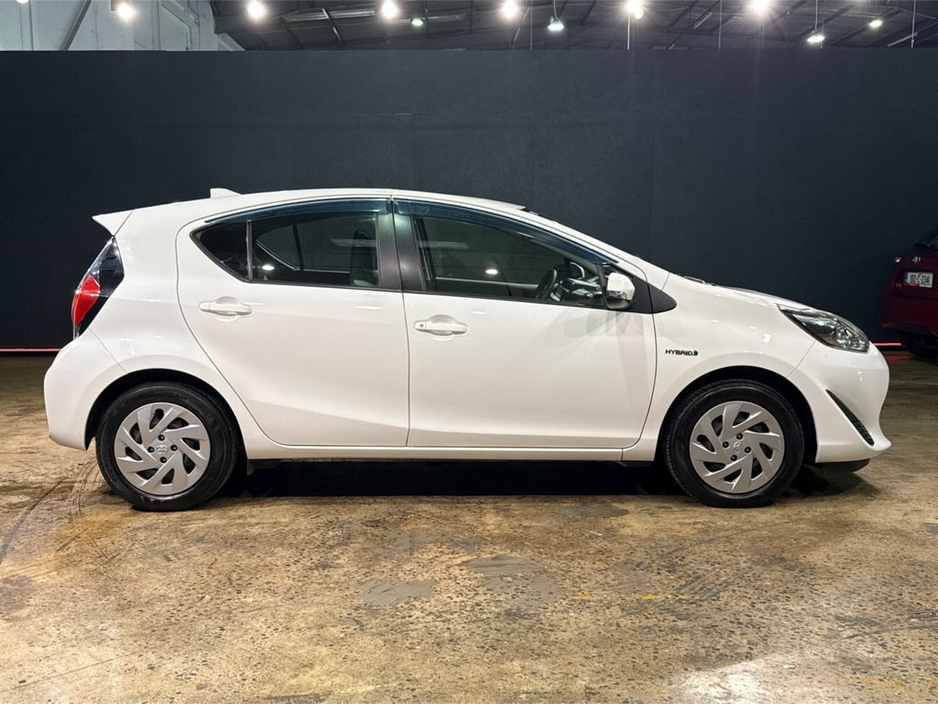 2017 Toyota Aqua - image 2