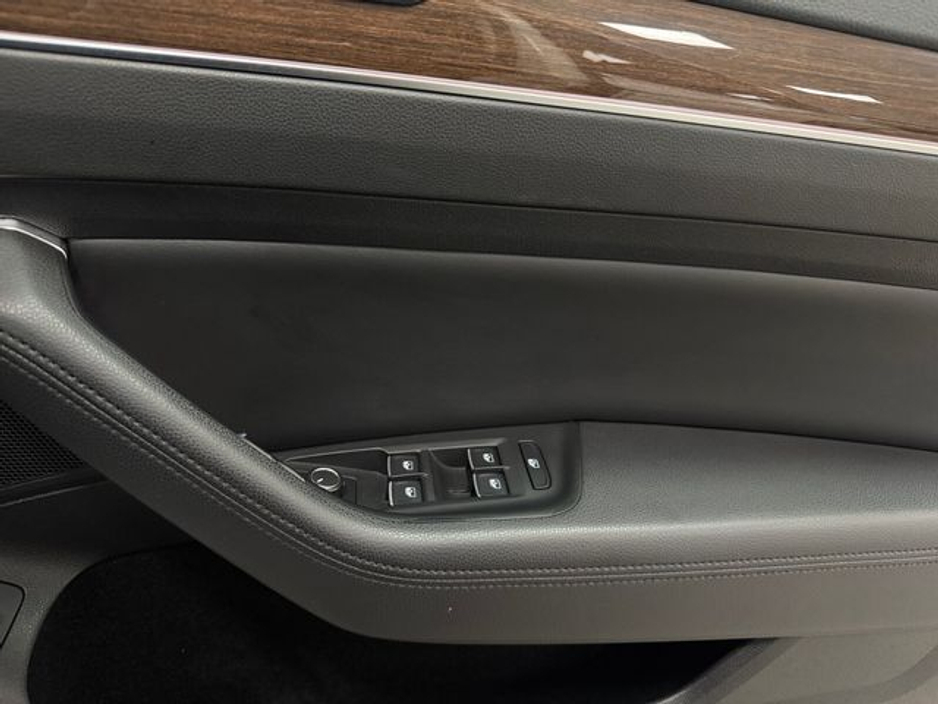 2019 Volkswagen Passat - image 12