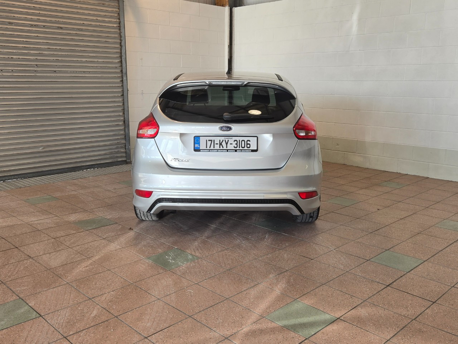 2017 Ford Focus - image 9