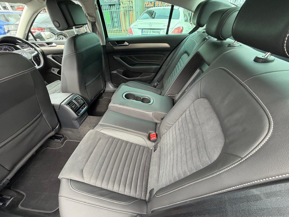 2021 Volkswagen Passat - image 24