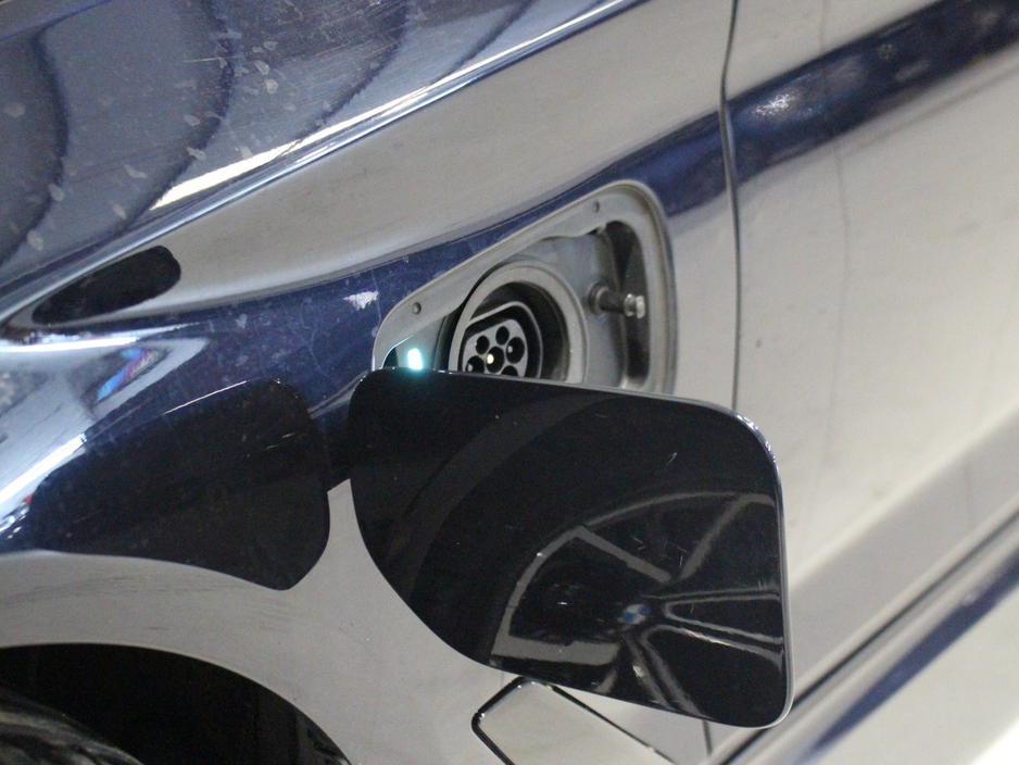 2021 BMW 5 Series - image 13