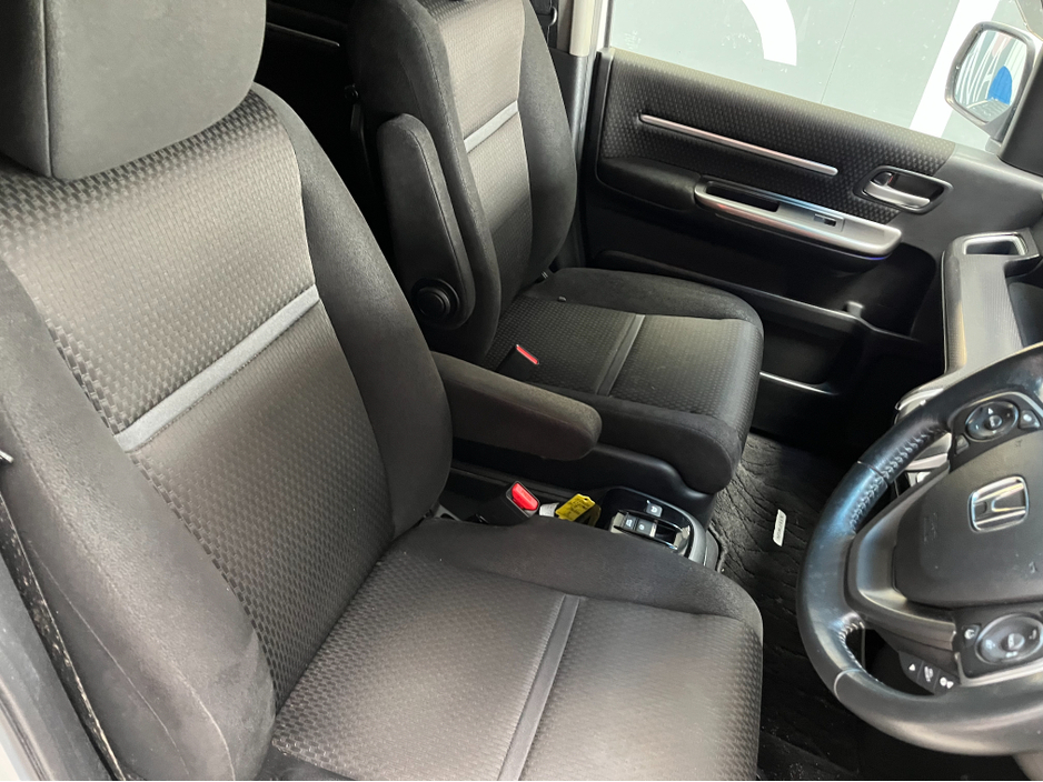 2018 Honda Stepwagon - image 10