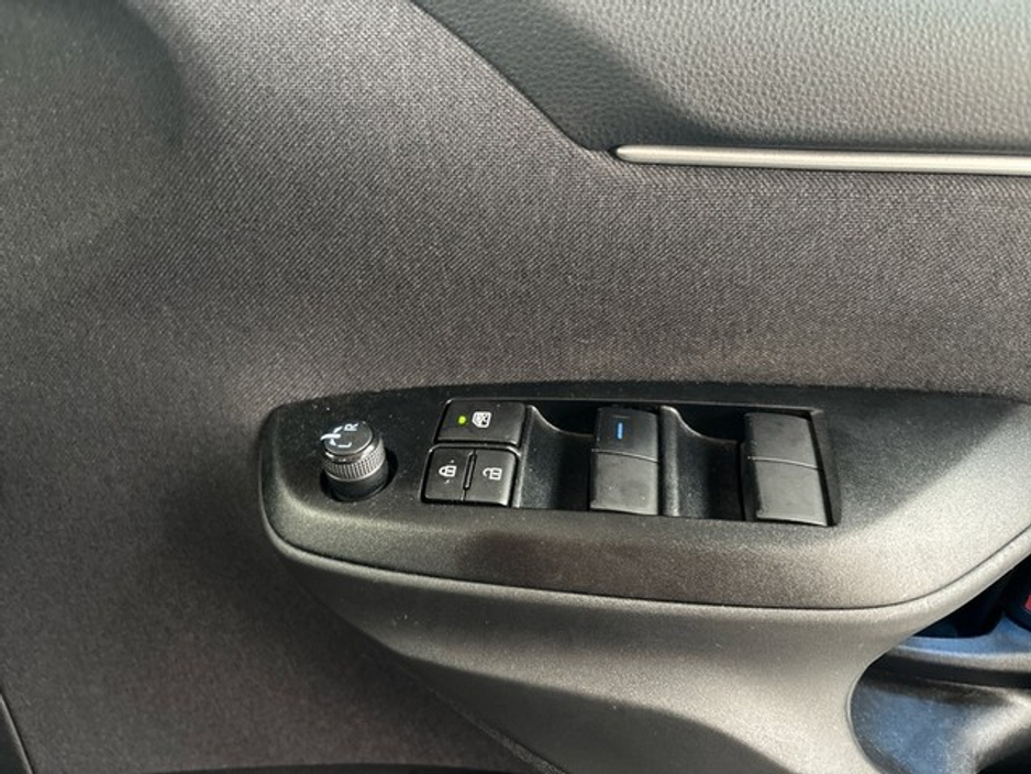 2023 Toyota Yaris - image 18