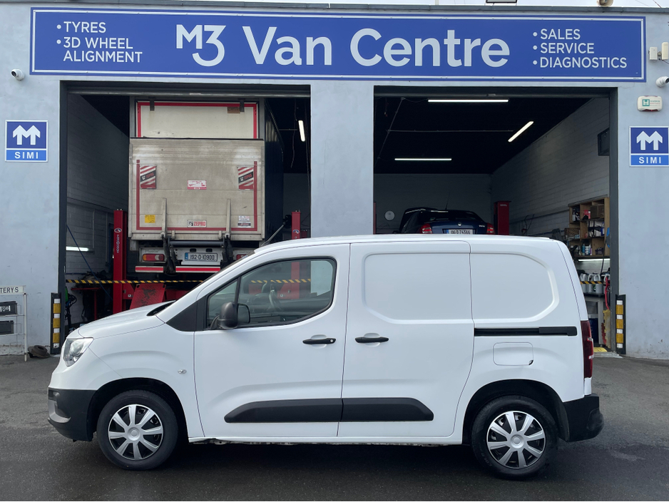 2021 Opel Combo - image 2