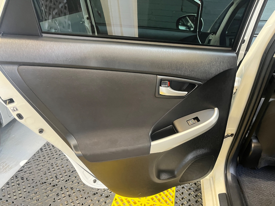 2015 Toyota Prius - image 15