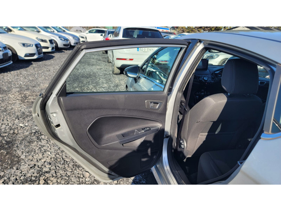 2016 Ford Fiesta - image 12