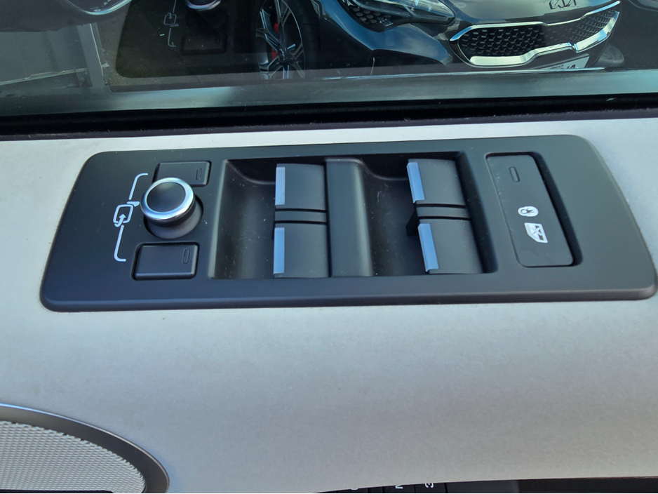 2017 Land Rover Discovery - image 24