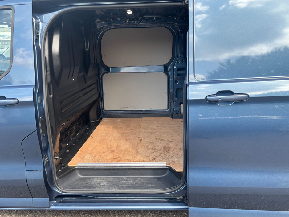 2024 Ford Transit Custom - image 28