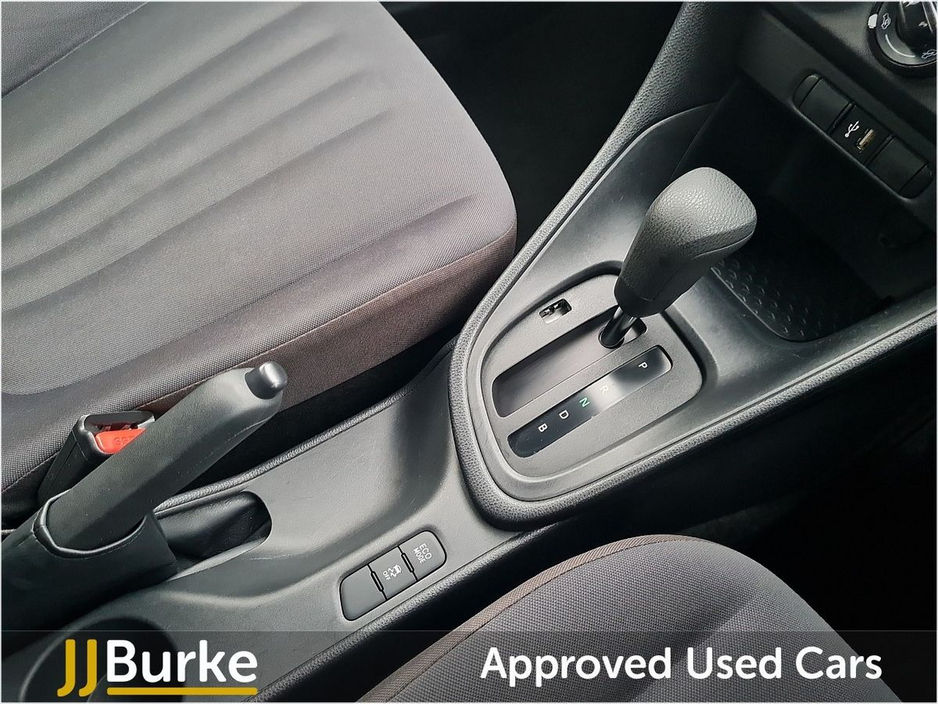 2022 Toyota Yaris - image 16