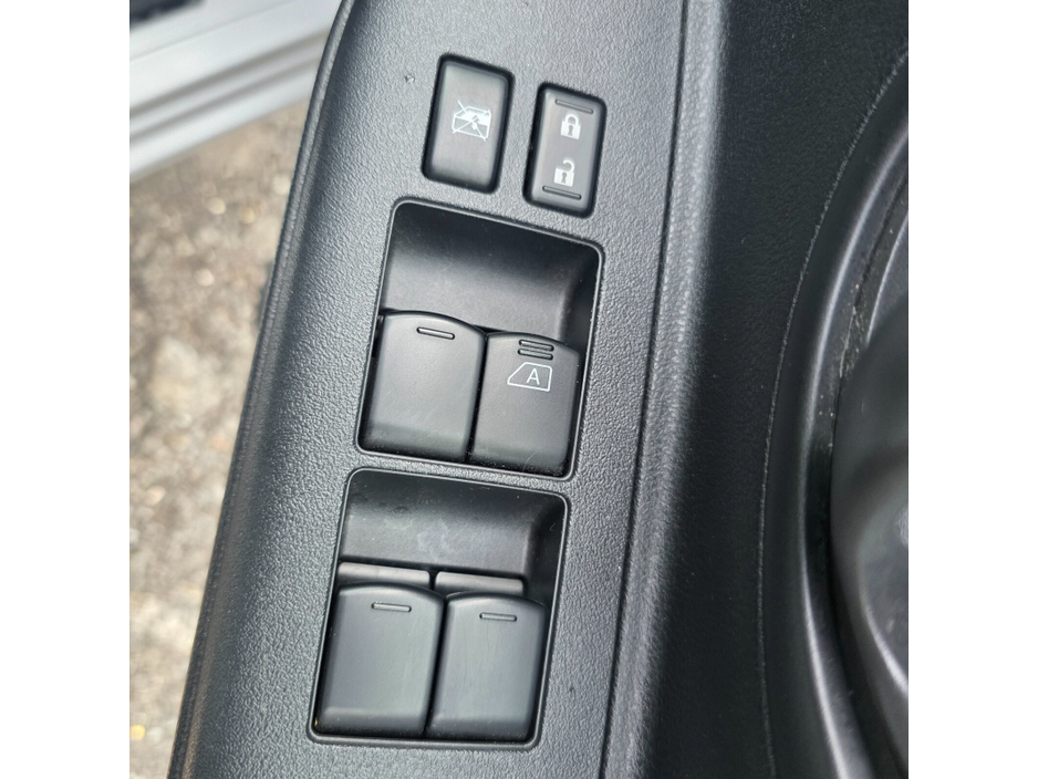 2016 Nissan March - image 12