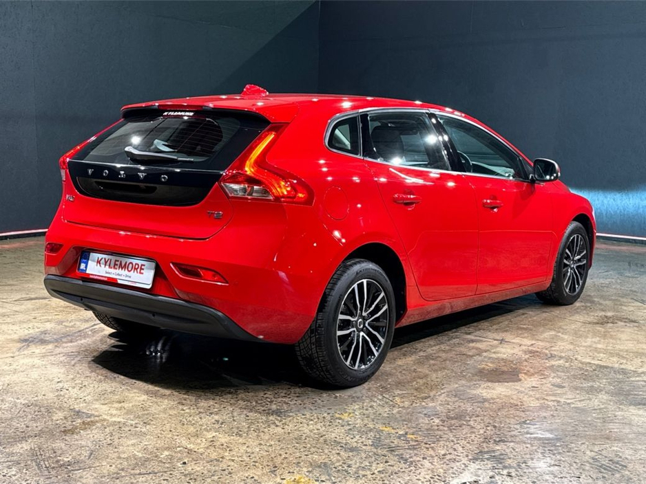 2019 Volvo V40 - image 3