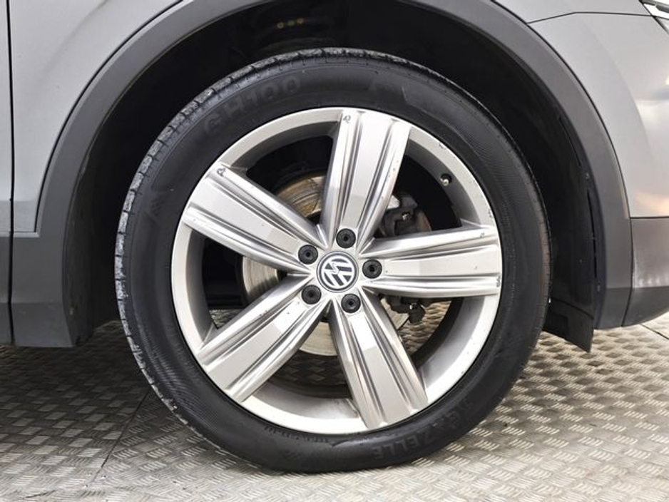 2017 Volkswagen Tiguan - image 21