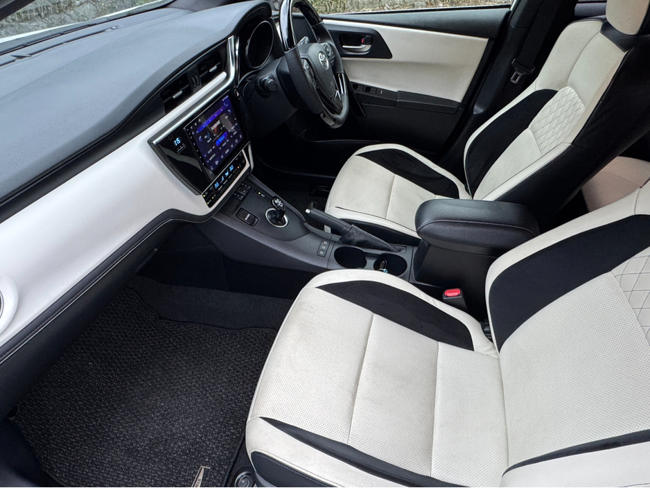 2017 Toyota Auris 1.8 Sport Hybrid €13,450