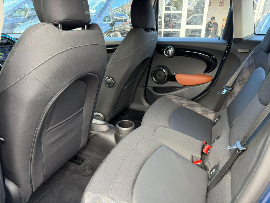 2016 MINI Hatch - image 17