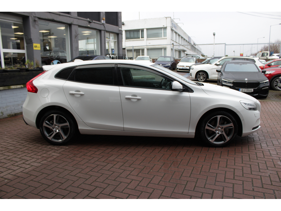 2017 Volvo V40 - image 3