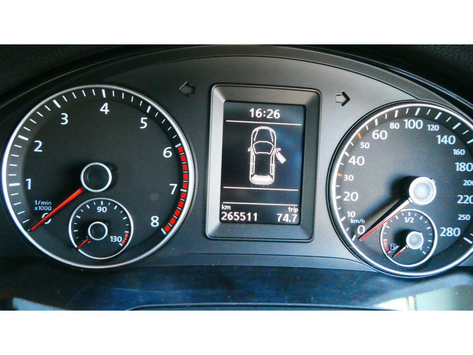 2010 Volkswagen Scirocco - image 4