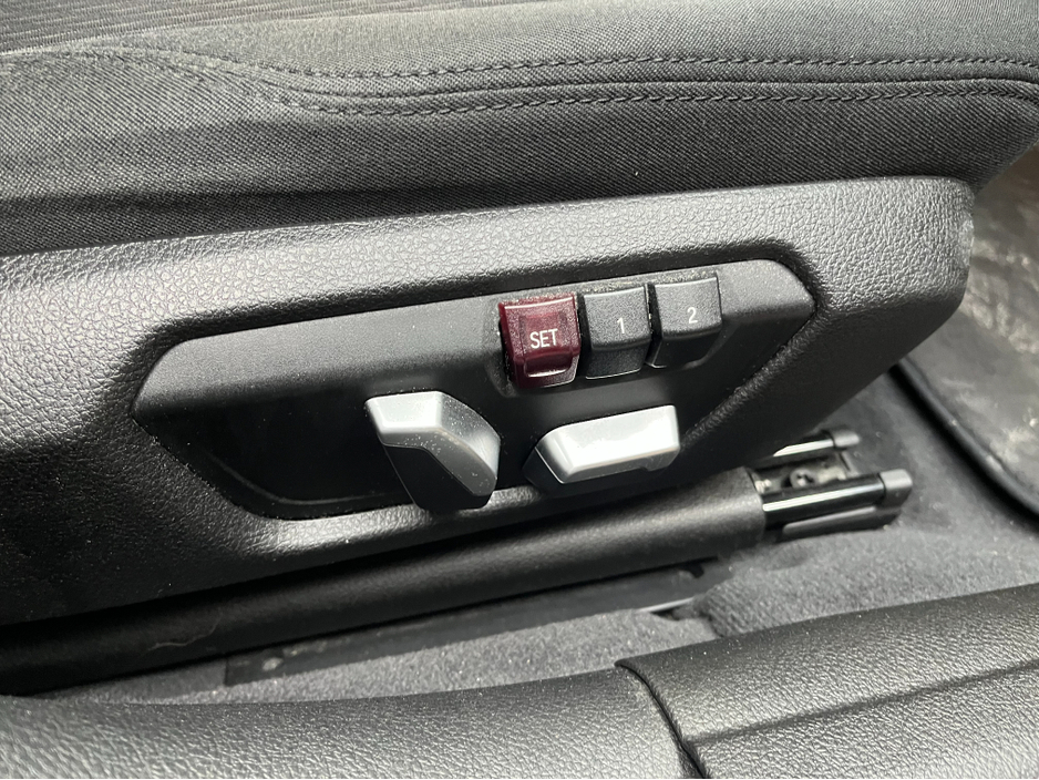 2016 BMW 3 Series - image 11