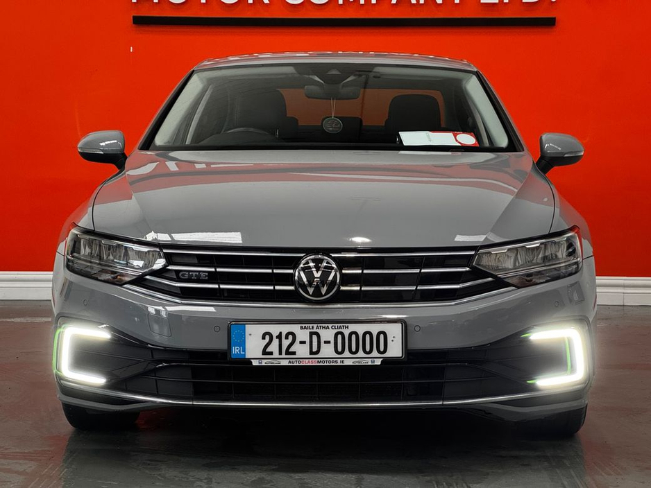 2021 Volkswagen Passat - image 3