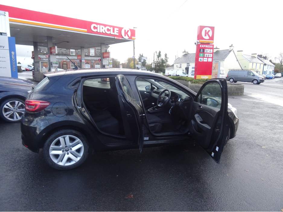 2022 Renault Clio - image 12