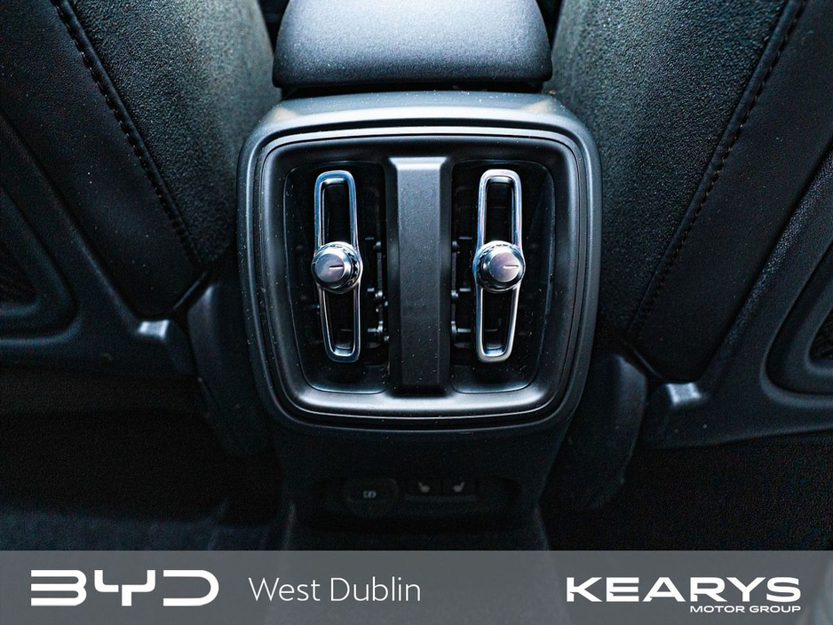 2022 Volvo XC40 - image 26