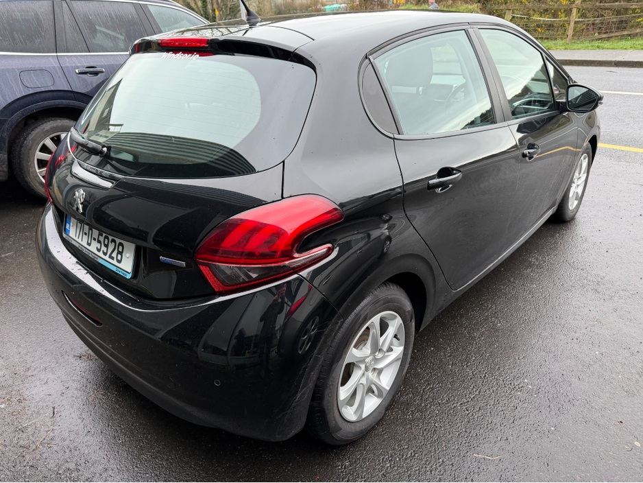 2017 Peugeot 208 - image 6