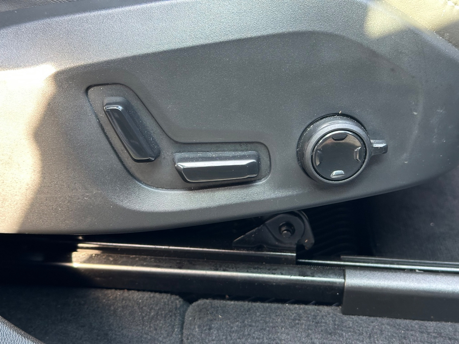 2025 Volvo XC60 - image 5