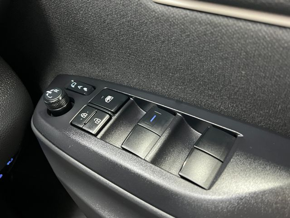 2021 Toyota Yaris - image 28