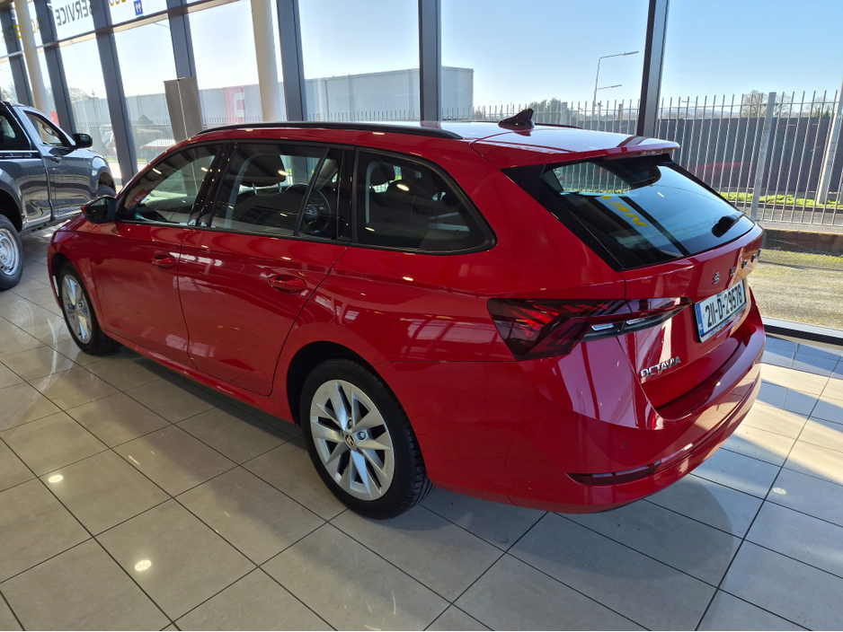2021 Skoda Octavia - image 4