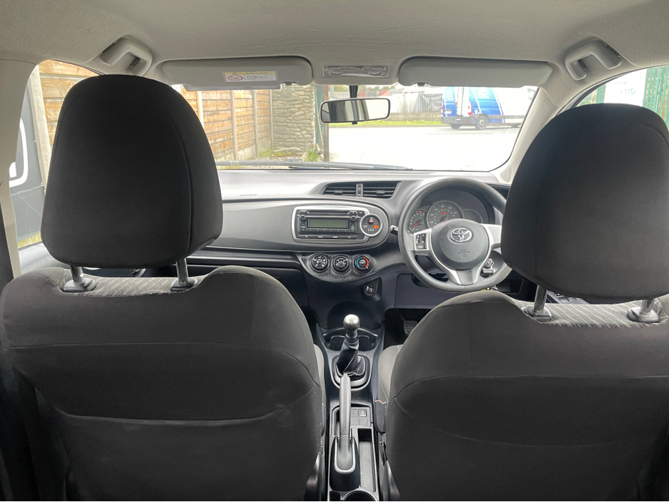 2012 Toyota Yaris - image 11