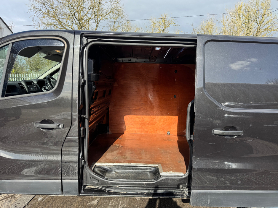 2021 Nissan NV300 - image 11