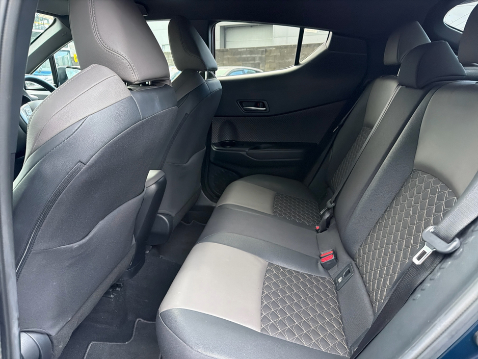 2023 Toyota C-HR HYBRID SOL TOP SPEC // HEATED LEATHER SEATS // SAT-NAV // REAR CAMERA // BLUETOOTH // CRUISE CONTROL // FULL WARRANTY €31,945