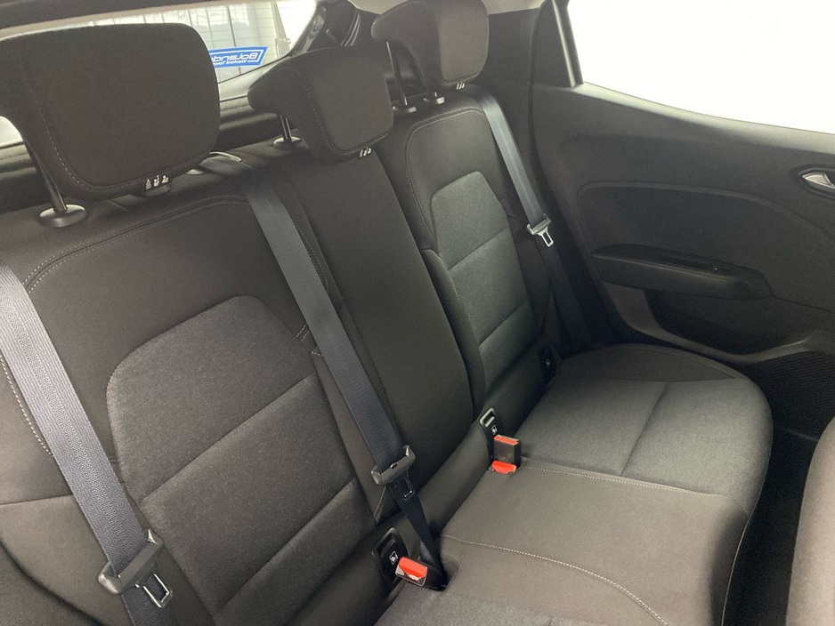 2023 Renault Clio - image 10