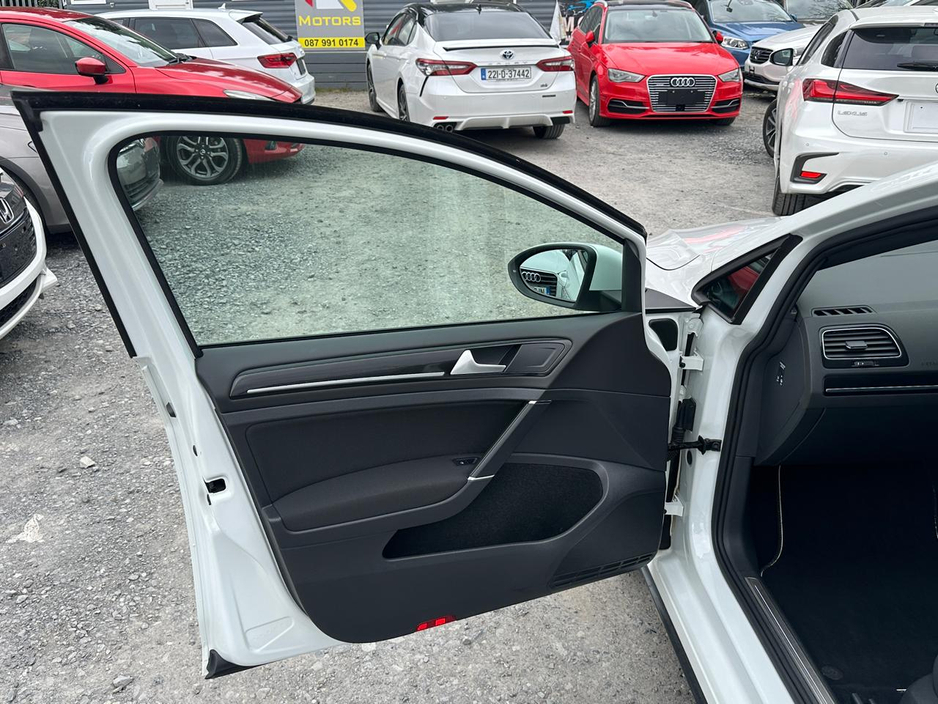 2015 Volkswagen Golf - image 12