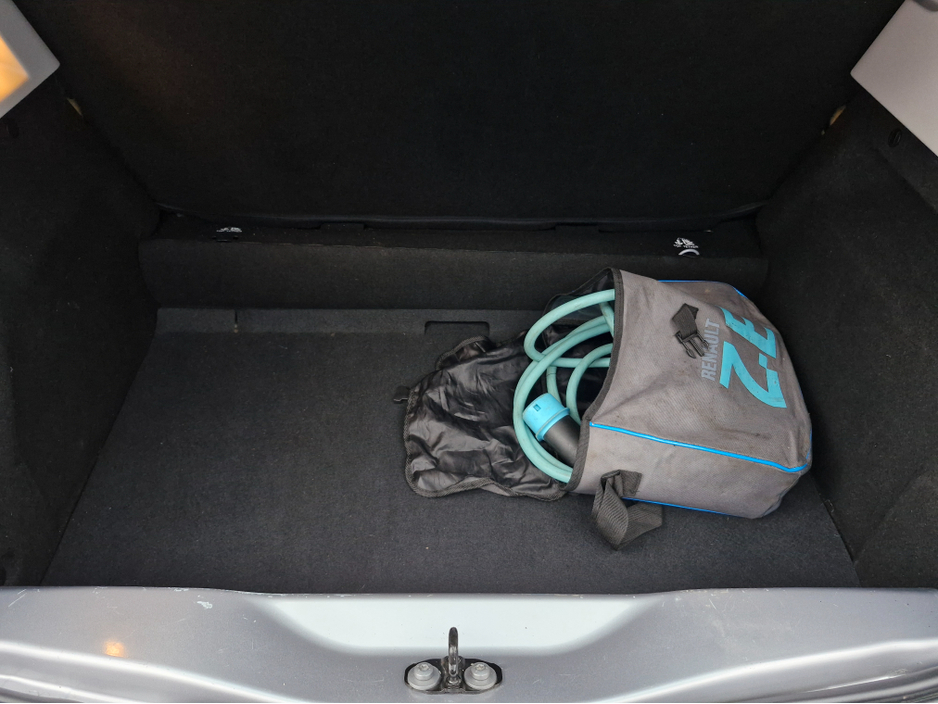 2015 Renault Zoe DYNAMIQUE INTENSE AUTOMATIC FULLY ELECTRIC NCT 02/27 *80KM RANGE* 2 KEYS/ SAT NAV/ TOUCH SCREEN MEDIA/ BLUETOOTH/ USB/ REVERSE CAMERA/ MULTI FUNCTION STEERING WHEEL/ HISTORY CHECKED €3,900