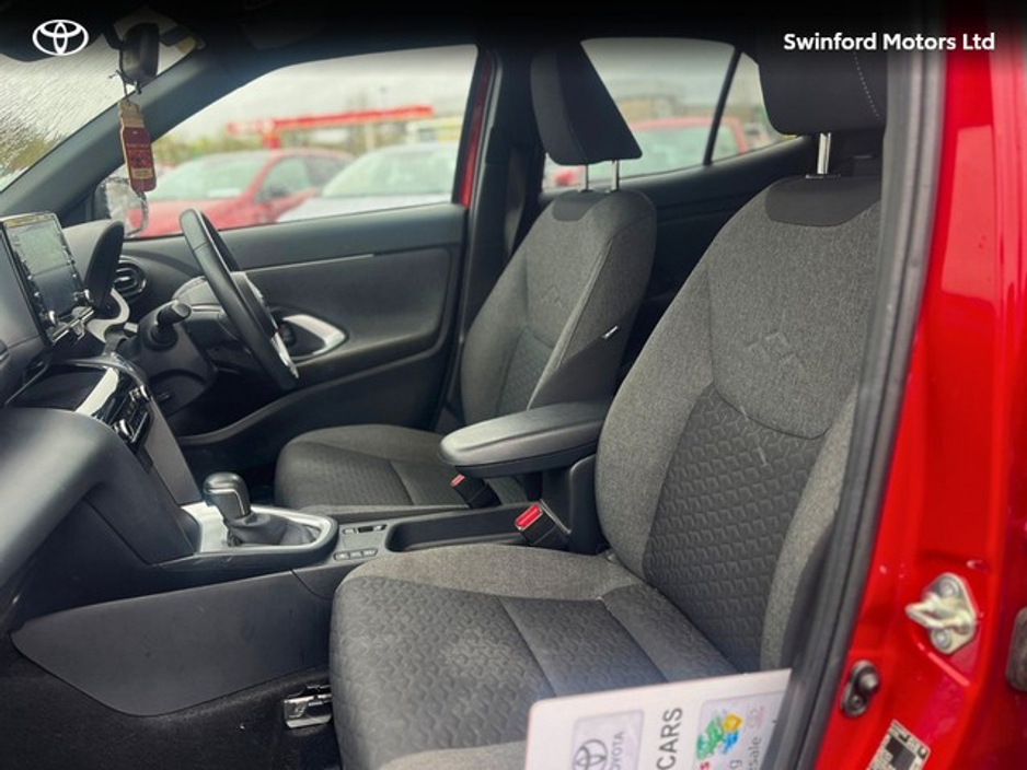 2022 Toyota Yaris Cross - image 7