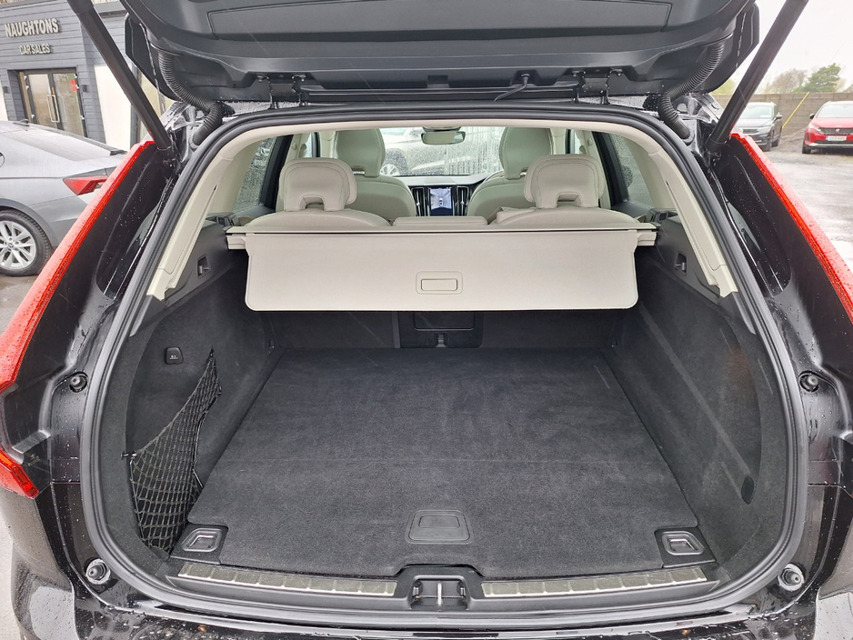 2023 Volvo XC60 - image 11