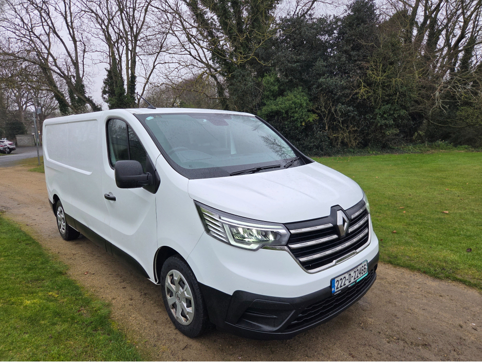 2022 Renault Trafic - image 9