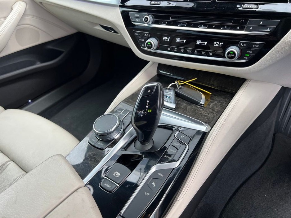 2017 BMW 5 Series - image 11