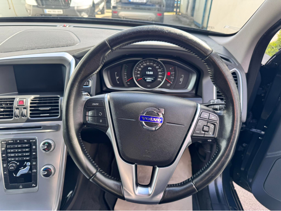 2017 Volvo XC60 - image 9