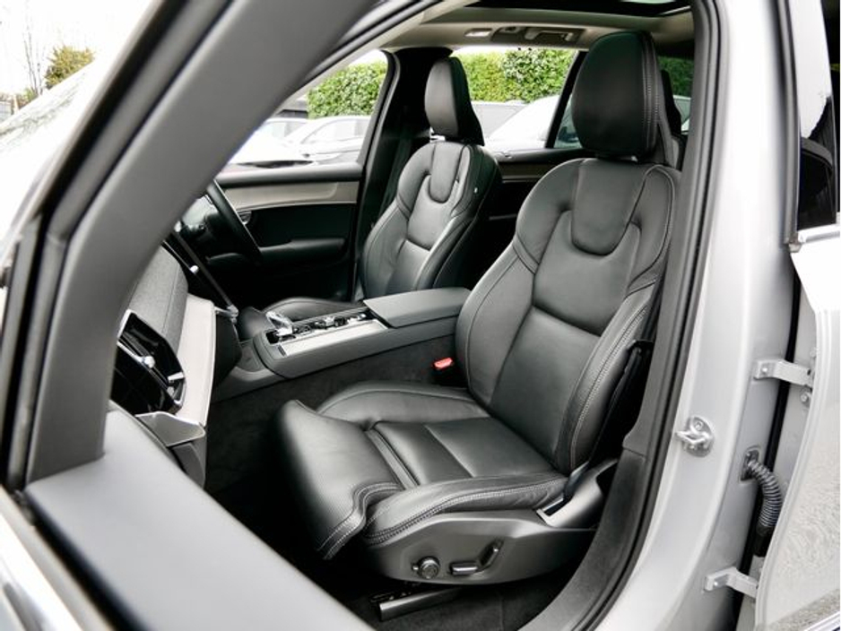 2025 Volvo XC90 - image 17