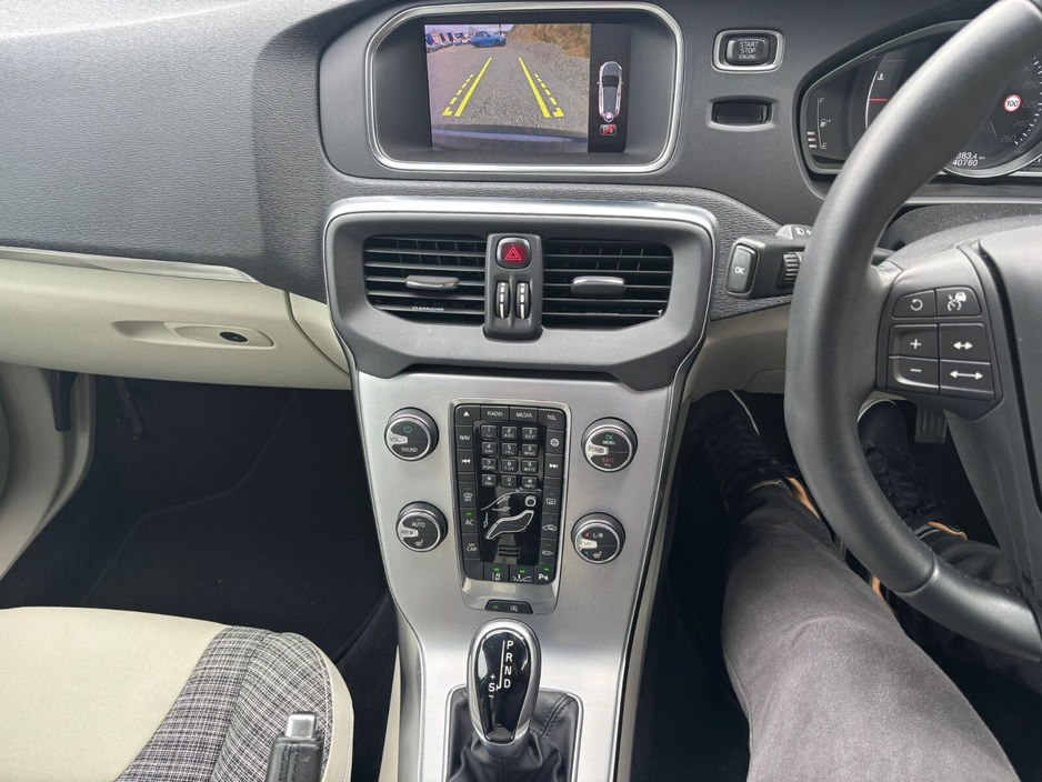 2019 Volvo V40 - image 13