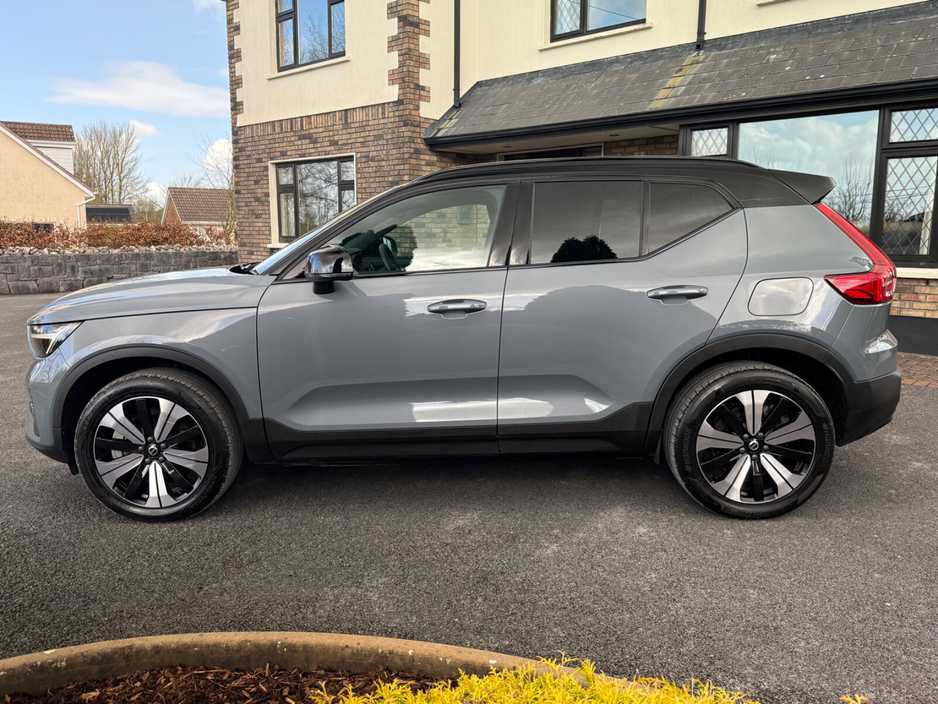 2022 Volvo XC40 - image 4