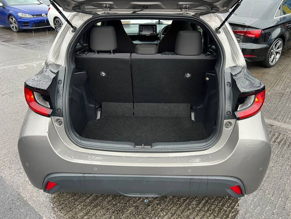 2021 Toyota Yaris 1.5 HYBRID // REVERSE CAMERA // ADAPTIVE CRUISE CONTROL // DIGITAL CLIMATE CONTROL €13,950