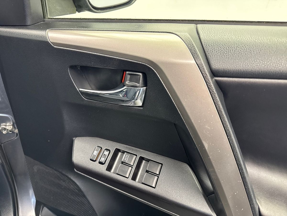 2018 Toyota Rav4 - image 11