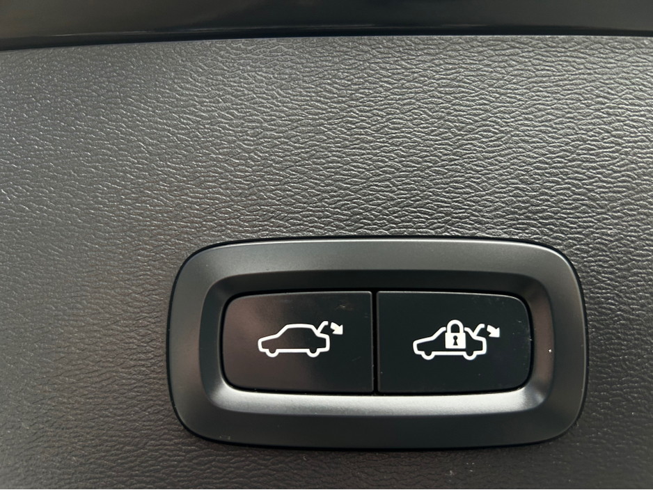 2023 Volvo XC40 - image 27