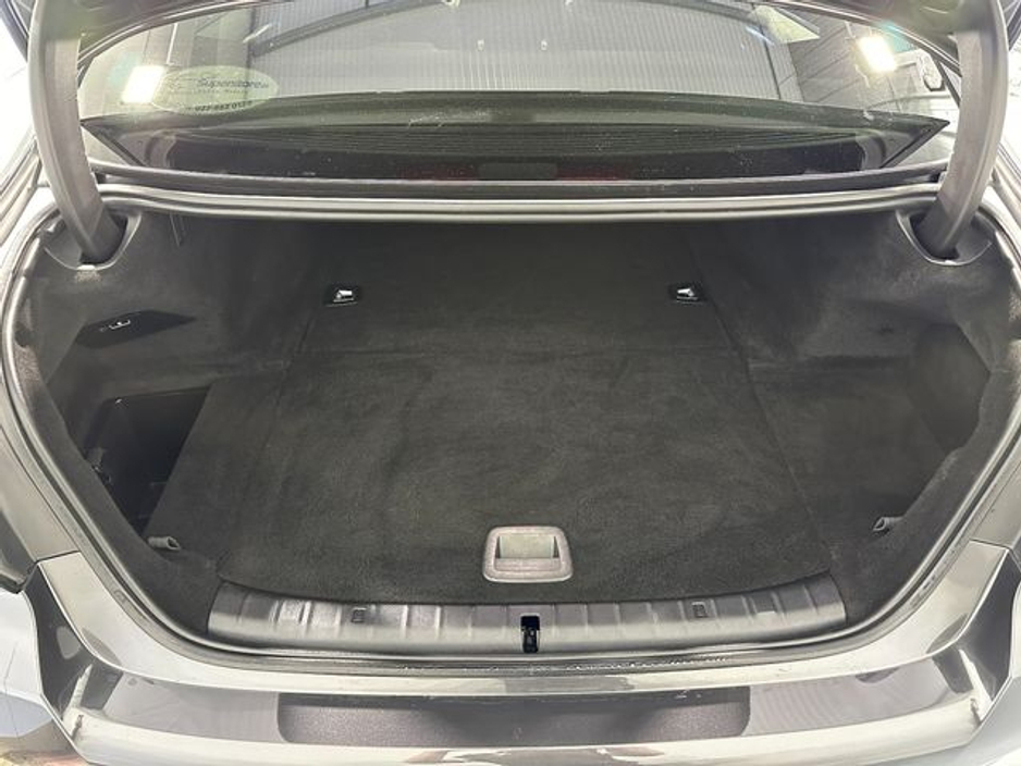 2020 BMW 5 Series - image 25