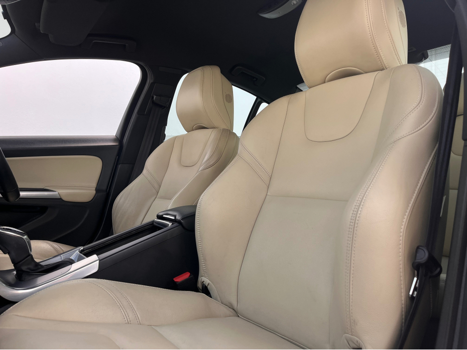2016 Volvo S60 - image 25